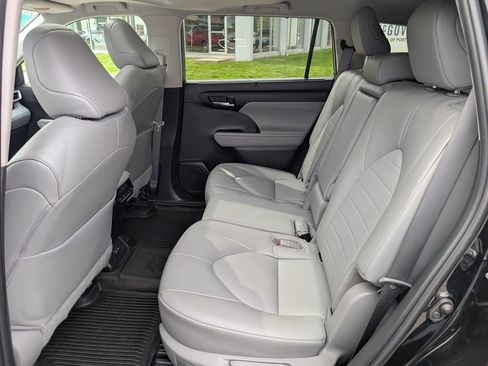 Used 2022 Toyota Highlander XLE AWD/4WD image 21