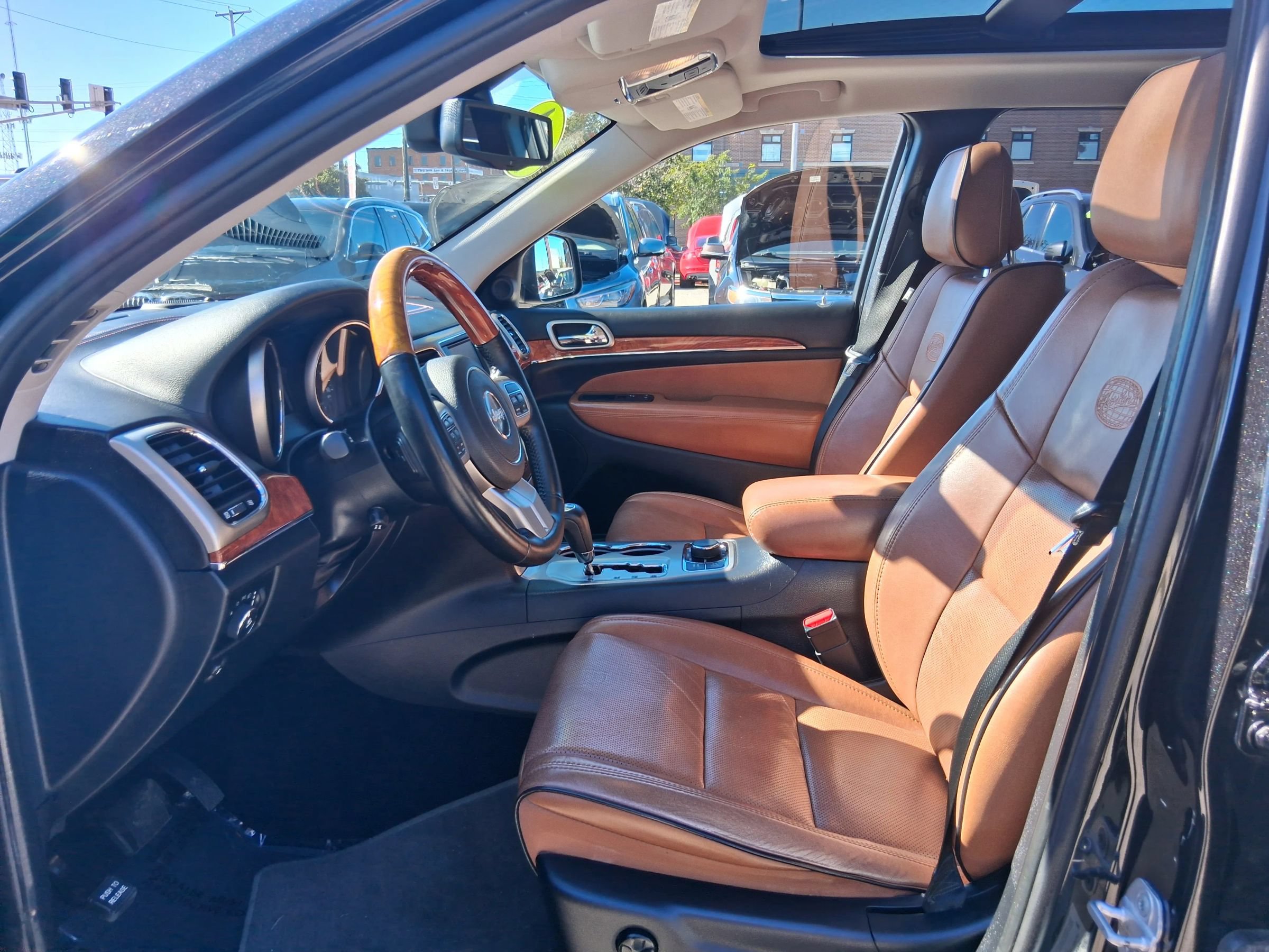 Used 2011 Jeep Grand Cherokee Overland AWD/4WD image 13