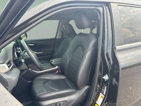 Used 2024 Toyota Highlander XLE FWD image 20
