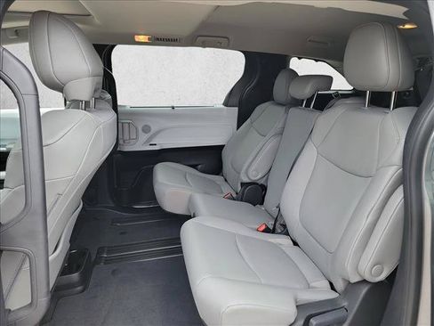 Used 2026 Toyota Sienna XLE FWD image 11