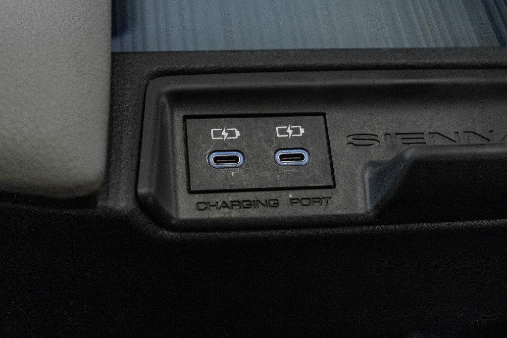 Used 2025 Toyota Sienna XLE FWD image 31