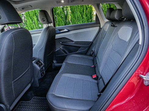 Used 2024 Volkswagen Taos SE w/ Panoramic Sunroof Package image 30