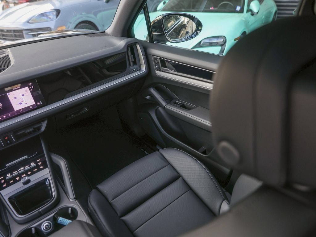 Certified 2026 Porsche Cayenne AWD/4WD image 32