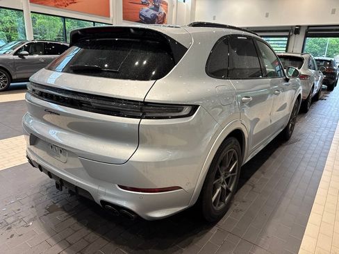 Used 2025 Porsche Cayenne AWD/4WD image 11