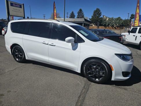 Used 2018 Chrysler Pacifica Touring-L w/ Premium Audio Group FWD image 7