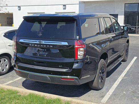 Used 2024 Chevrolet Suburban LT image 3