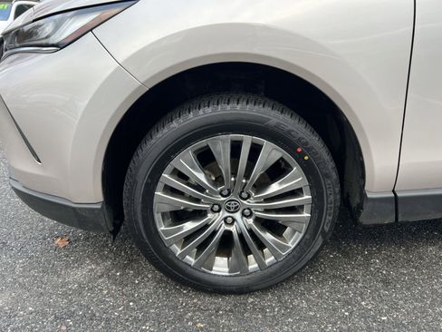 Used 2022 Toyota Venza XLE image 12