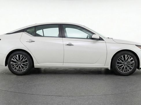 Used 2025 Nissan Altima 2.5 SV FWD image 11