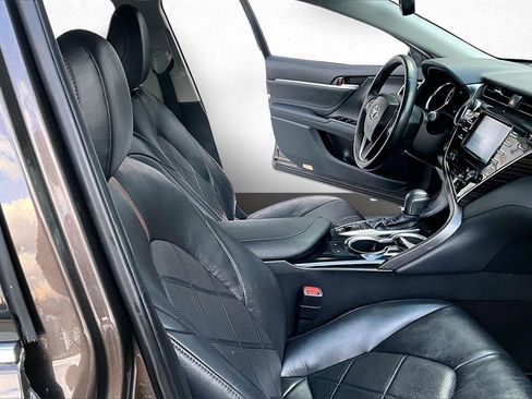 Certified 2018 Toyota Camry XLE image 28