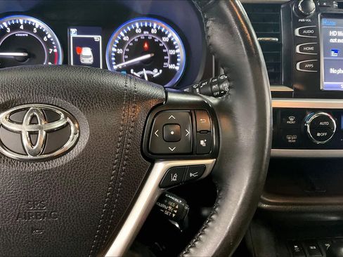 Used 2019 Toyota Highlander XLE AWD/4WD image 25