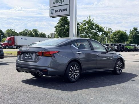 Used 2024 Nissan Altima 2.5 SV w/ SV Premium Package FWD image 2