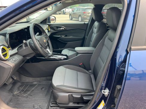 Used 2024 Chevrolet Trax LT w/ Driver Confidence Package FWD image 3