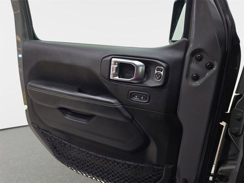 Used 2019 Jeep Wrangler Unlimited Sahara image 29
