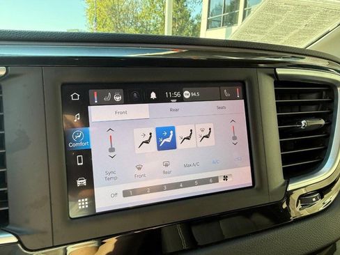 Used 2022 Chrysler Voyager LX image 35