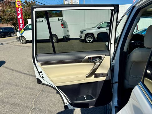 Used 2020 Lexus GX 460 Premium image 18