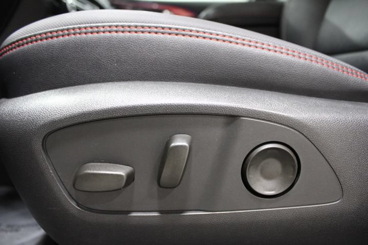 Used 2025 Chevrolet Traverse RS AWD/4WD image 23