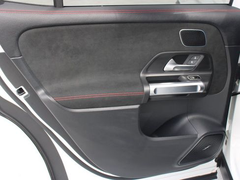 Used 2022 Mercedes-Benz GLB 250 4MATIC image 13