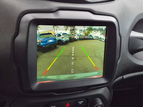 Used 2018 Jeep Renegade Altitude w/ UConnect 8.4 Nav Group FWD image 14