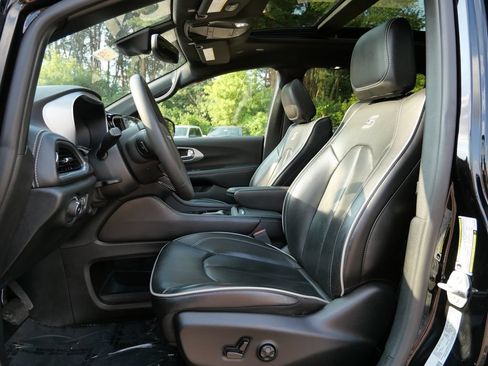 Used 2025 Chrysler Pacifica Limited FWD image 22