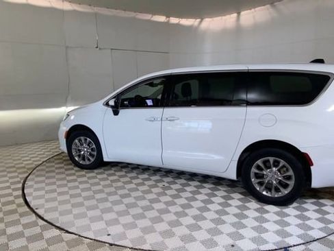 Used 2023 Chrysler Pacifica Touring-L AWD/4WD image 9