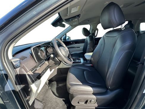 Used 2024 Kia Carnival EX image 9