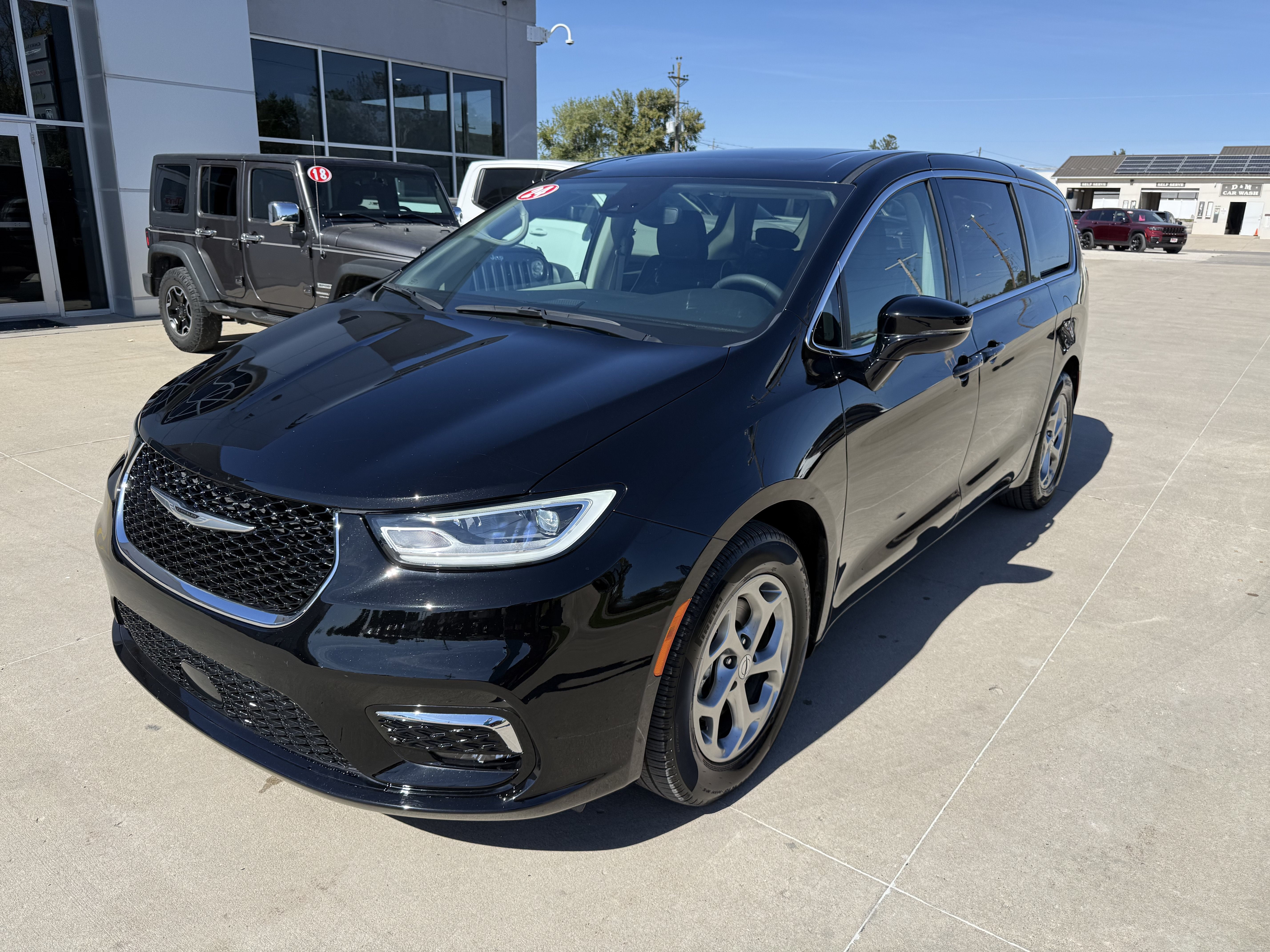 Used 2024 Chrysler Pacifica Limited w/ Trailer Tow Group FWD image 34
