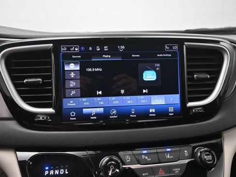 Used 2024 Chrysler Pacifica Touring-L FWD image 9