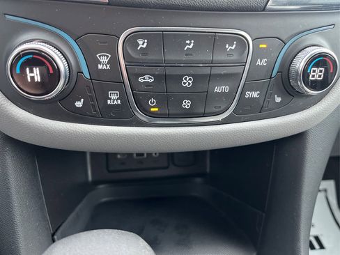 Used 2023 Chevrolet Equinox LT image 28