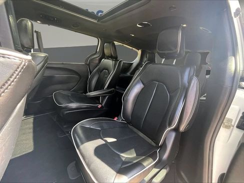 Used 2023 Chrysler Pacifica Limited w/ Uconnect Theater Family Group FWD image 25