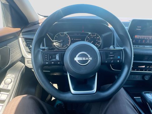 Used 2023 Nissan Rogue SV FWD image 11