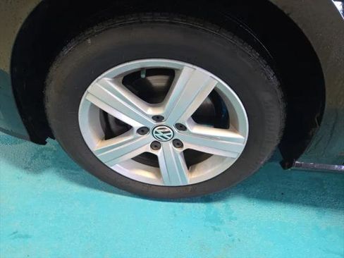 Used 2018 Volkswagen Golf SE FWD image 3