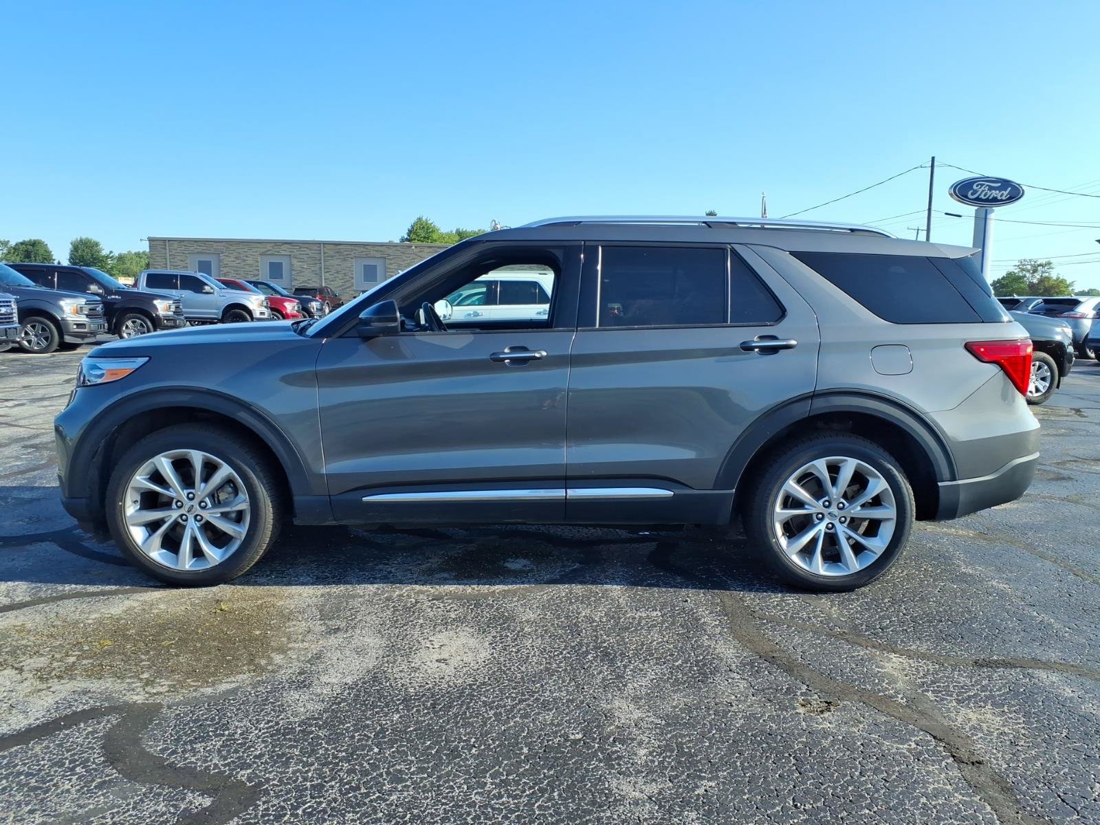 Used 2023 Ford Explorer Platinum w/ Technology Package AWD/4WD image 7