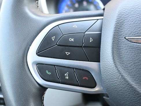 Used 2023 Chrysler Pacifica Touring-L FWD image 10