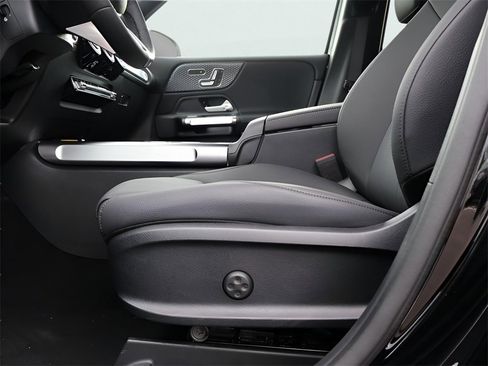 New 2025 Mercedes-Benz GLB 250 4MATIC image 38