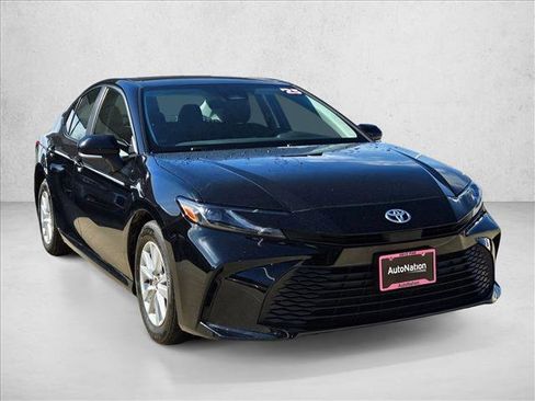 Used 2025 Toyota Camry LE image 3