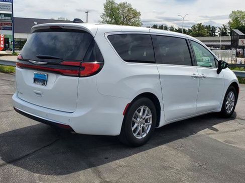 Used 2025 Chrysler Pacifica Select FWD image 4