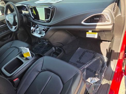 New 2026 Chrysler Pacifica Select image 15