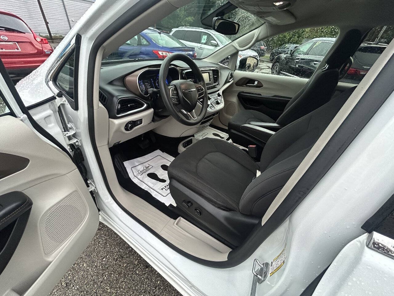 Used 2017 Chrysler Pacifica LX FWD image 6