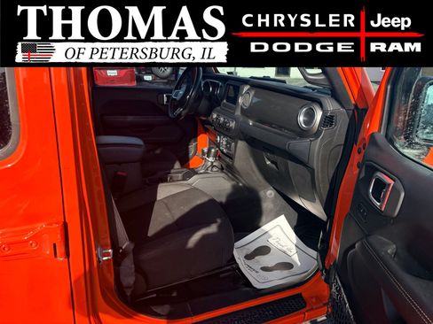 Used 2018 Jeep Wrangler Unlimited Sahara w/ Cold Weather Group AWD/4WD image 6