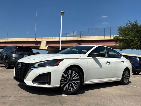 Used 2025 Nissan Altima 2.5 SV FWD image 2