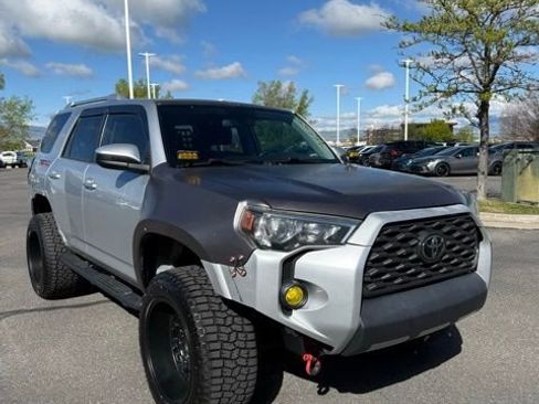 Used 2018 Toyota 4Runner SR5 AWD/4WD image 4