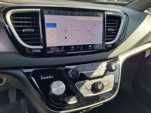 New 2025 Chrysler Voyager LX image 7