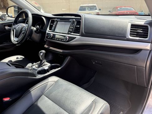 Used 2019 Toyota Highlander XLE FWD image 31