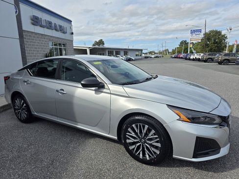 Used 2024 Nissan Altima 2.5 SV image 3