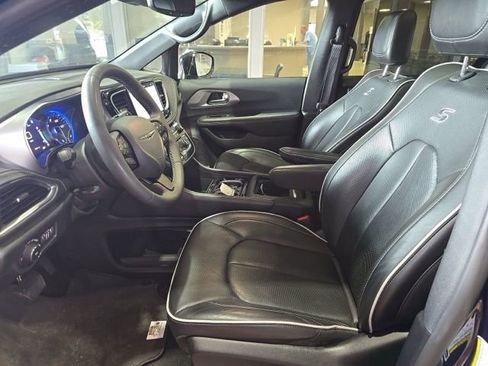 Used 2025 Chrysler Pacifica Limited image 6