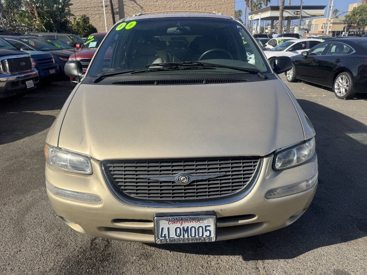Used 2000 Chrysler Town & Country Limited FWD image 3