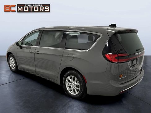 Used 2023 Chrysler Pacifica Touring-L image 4