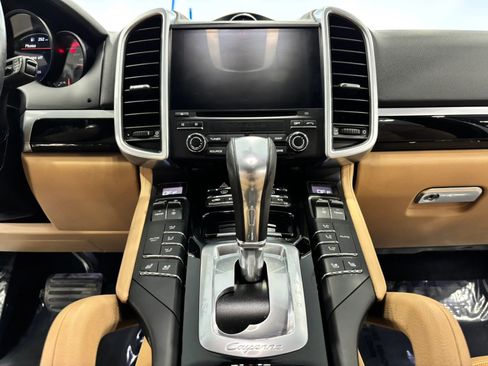 Used 2017 Porsche Cayenne Platinum Edition w/ Premium Package (PJV) image 29