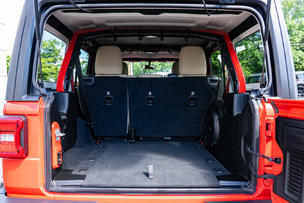 Used 2018 Jeep Wrangler Unlimited Sahara AWD/4WD image 9