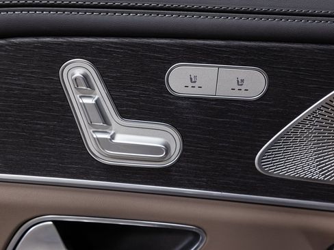 Used 2025 Mercedes-Benz GLS 580 4MATIC image 28